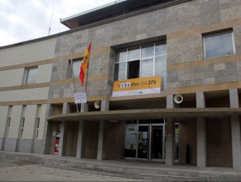 L'Ajuntament de Calldetenes amb la bandera espanyola a la façana, abans de la seva desaparició AJUNTAMENT DE CALLDETENES / ACN
