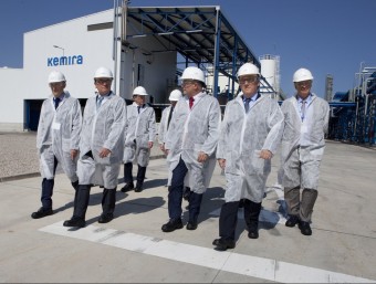 Responsables de Kemira i autoritats el dia de la inauguració oficial de la planta.  L'ECONÒMIC