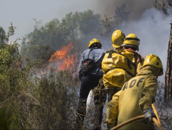 Les tasques d'extinció de l'incendi, que va afectar un terreny irregular i de difícil accés. Les flames van cremar sobretot matolls, pins i camps de conreu JOAN CASTRO (ICONNA)