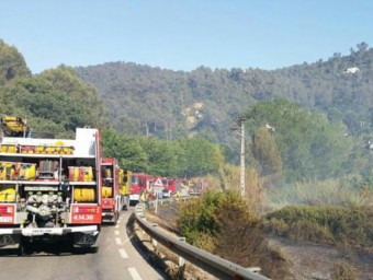 Camions dels Bombers a la zona de Can Coll de Torrelles de Llobregat, on s'ha produït l'incendi BOMBERS DE LA GENERALITAT