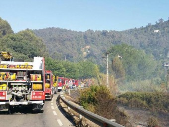 Camions dels Bombers durant les tasques d'extinció de l'incendi, a Torrelles de Llobregat BOMBERS DE LA GENERALITAT