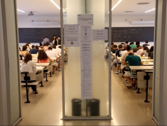 Estudiants fent proves de la selectivitat a la Facultat de Dret de Barcelona QUIM PUIG
