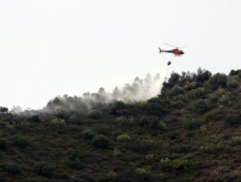 Un helicòpter descarregant aigua al perímetre de l'incendi de Gratallops. (Horitzontal)