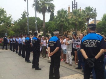 La policia custodia la sortida dels nous regidors de Castelldefels ROSA M. BRAVO