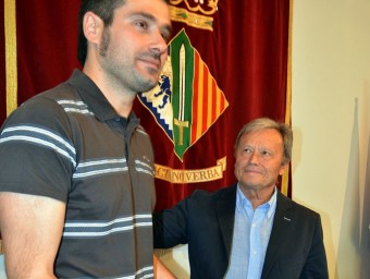 Escolà rep la vara d'alcalde , ahir al migdia AJ. CERDANYOLA
