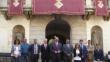 El nou govern municipal de Mataró format per regidors del PSC i de CiU, al centre amb barba i corbata vermella l'alcalde David Bote (PSC). Falta Marisa Merchán (PSC). T.M