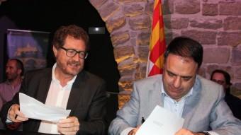 Els caps de llista d'ERC i CiU a Manresa, Pere Culell i Valentí Junyent, signant l'acord d'investidura ACN