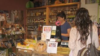 Un establiment de Vic adherit a la campanya. A la dreta, una nena introduint una butlleta a l'urna d'una botiga del Vendrell i ambient comercial al centre de Berga J.F. / A.A