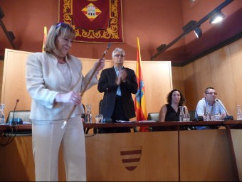 Assumpció Brossa va recollir la vara d'Alcaldessa de mans de Julià Genovés (aplaudint), sota la mirada de Salvi Güell (ERC) -a la dreta de la imatge-, que quedarà a l'oposició E. C