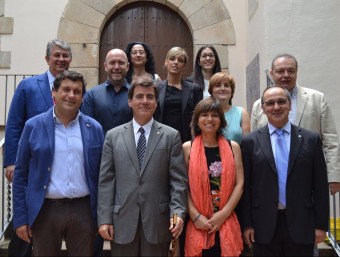 El nou govern de CiU i ERC, amb l'alcalde, Xavier Fonollosa, al centre AJ. MARTORELL