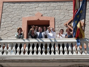 La noca Corporació saluda des de la balconada de l'Ajuntament. EL PUNT AVUI