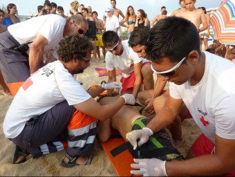 Socorristes de Creu Roja en un simulacre de salvament a Palamós. ÓSCAR PINILLA