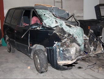 Estat del cotxe sinistrat on viatjaven les dues víctimes mortals de l'accident de trànsit. JORDI MARSAL/ ACN