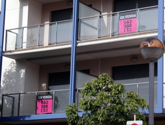 Diversos pisos amb el cartell que diu “en venda”.  ARXIU /JUDIT FERNANDEZ