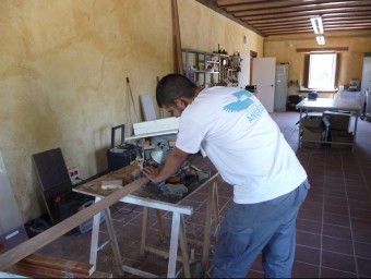 Un dels operaris d'Àngels Inserció treballant al taller de fusteria de la nova seu de l'entitat a la masia de Can Bofí Vell. M.M