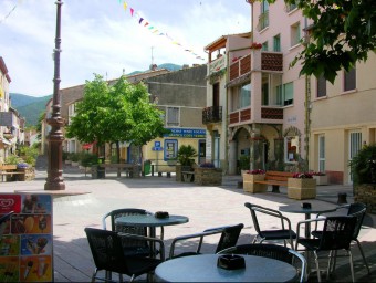 La plaça major del poble de Sureda, al vessant nord de l'Albera. ARXIU