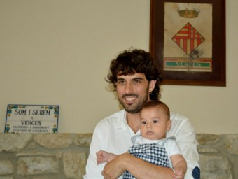 Ignasi Sabater, amb el seu fill. EL PUNT