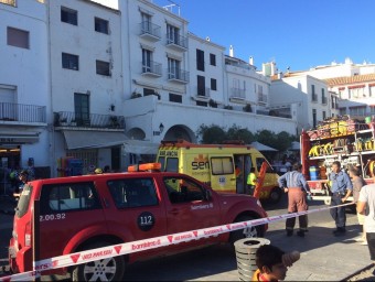 L'escenari del suïcidi d'ahir a Cadaqués amb els equips d'emergència a la zona de la caiguda de la noia i el tendal abonyegat. PAULA MERCADER
