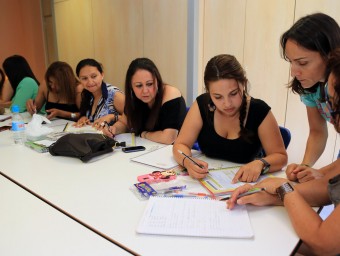 A group of young Honduran women meet every Saturday to do CPNL Catalan classes in El Sortidor civic centre in Barcelona.  J.M. RAMOS