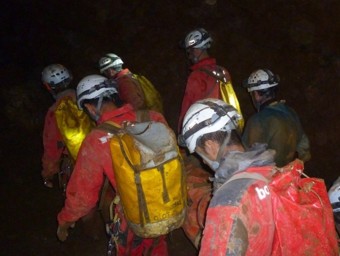 Els equips d'emergències , treballant dins la cova per treure el ferit BOMBERS DE LA GENERALITAT