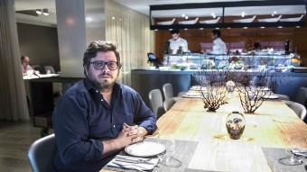 Juan Carlos Iglesias, un dels socis de l'empresa, al menjador del restaurant Espai Kru.  JOSEP LOSADA