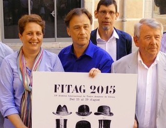 Martí Peraferrer, Isabel Muradàs i Xavier Soy sostenen el cartell del Fitag envoltats de diversos representants del Fitag als municipis JORDI CAMPS