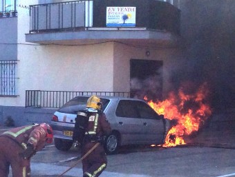 El cotxe que es va cremar una estona abans a prop dels locals atacats per la veïna incendiària. JOAN CASTRO / ICONA