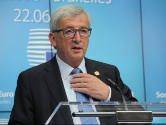 El president de la Comissió Europea, Jean-Claude Juncker, es posa bé la corbata, en una imatge recent ACN