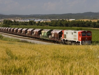 Un tren transporta mineral cap al Port de Barcelona (2011)