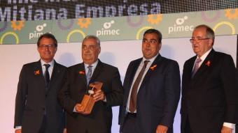 Els directius de Torrons Vicens en el moment del lliurament del premi a la mitjana empresa més competitiva dels premis pimec 2015 ACN