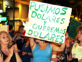 Protestes a l'Argentina, a la ciutat de Buenos Aires al febrer del 2002, contra el corralito i la devaluació del pes aprovada pel govern EFE / AFP