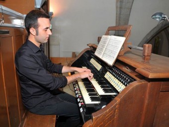 L'organista i restaurador David Iglesias, amb l'instrument de l'església de Lloret EL PUNT AVUI
