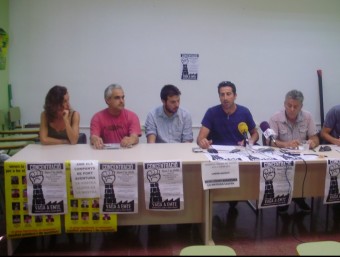 Els treballadors d'EMTE-COMSA , acompanyats de gent de la CUP, Podem i el Sindicat d'Estudiants. INFOCAMP.CAT