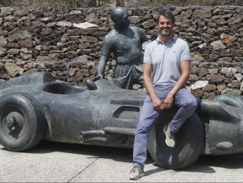 Joan Fontserè, a l'estàtua en memòria de Juan Manuel Fangio, a l'entrada del Circuit ORIOL DURAN