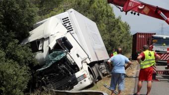 Una grua retira un dels camions implicants en l'accident QUIM PUIG