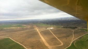Vista aèria de l'aeròdrom des d'una avioneta. AERI CLUB / R.E.S