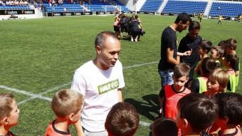 Iniesta va saludar els centenars de nens presents ahir al Nike Camp Andbank d'Andorra NIKE CAMP / ADRIÀ FONTANET