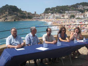 Una imatge de la presentació del concurs de fotografia digital, amb la platja i la vila vella al fons EL PUNT AVUI