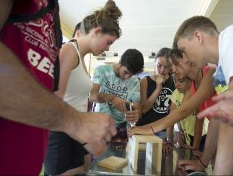 Els joves participants al camp de treball ahir durant una de les activitats de l'estada JOSÉ CARLOS LEÓN