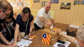 Socis de l'ANC voten, ahir, en el punt habiltat al barri de Sants de Barcelona juanma ramos