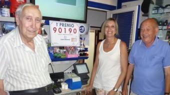 Joan Serra i la seva filla, Núria Serra , amb un seu parent, ahir al matí a la llibreria on es va vendre la butlleta. R. E