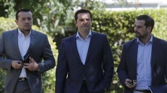 El primer ministre grec, Alexis Tsipras, acompanyat del ministre Nikos Papas i el portaveu del govern, Gabriel Sakelaridis, després de la reunió amb els partits REUTERS