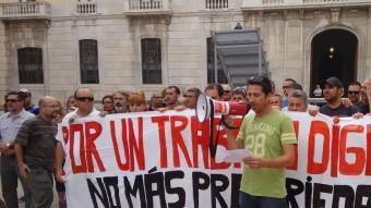 Els treballadors es van concentrar dijous passat davant de l'Ajuntament de Tarragona. INFOCAMP