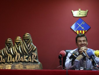 Marc Coma, ahir a l'Ajuntament d'Avià, envoltat de micròfons i dels cinc trofeus de guanyador del Dakar que ha aconseguit QUIM PUIG