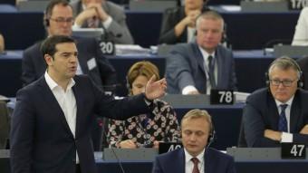 El primer ministre grec, Alexis Tsipras, s'adreça als eurodiputats del Parlament Europeu, aquest dimecres a Estrasburg REUTERS