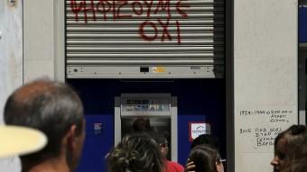 Cua en un caixer automàtic de l'Eurobank, aquest dimecres d'Atenes REUTERS