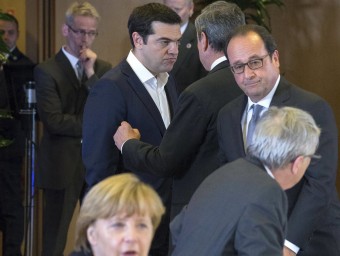 Tsipras, ahir, parlant amb Draghi i, just al darrera, Hollande, Juncker i Merkel Y.H. / reuters