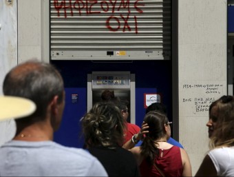Cua en un caixer automàtic de l'Eurobank, aquest dimecres d'Atenes REUTERS