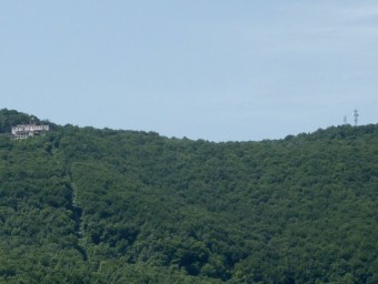 El santuari de la Salut de Sant Feliu i, a la dreta, l'antena que es va avariar fa dues setmanes. R. E