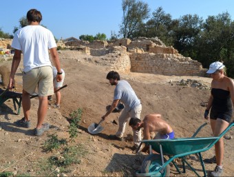 Una imatge de la primera fase de la campanya d'excavacions arqueològiques a l'entorn del castell ARXIU